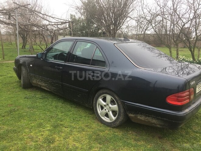 Mercedes E 230 1997, 290,000 km - 0.2 l - Salyan