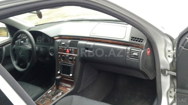 Mercedes E 220 2000, 319,142 km - 2.2 l - Bakı