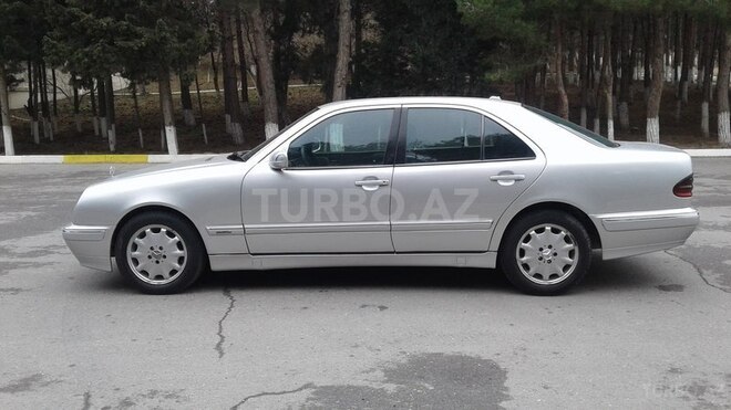 Mercedes E 220 2000, 319,142 km - 2.2 l - Bakı