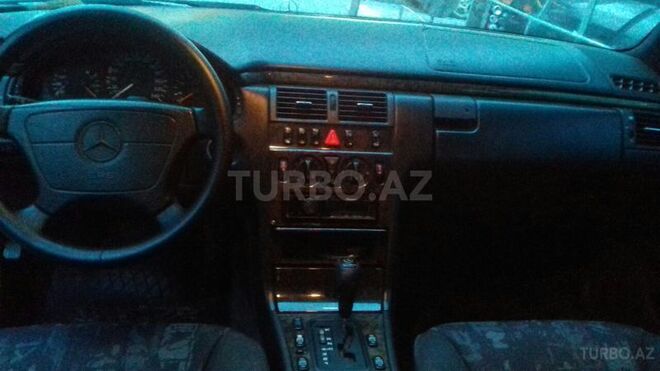 Mercedes E 240 1999, 210,000 km - 2.4 л - Bakı