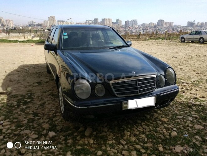 Mercedes E 220 2001, 260,000 km - 2.0 l - Bakı