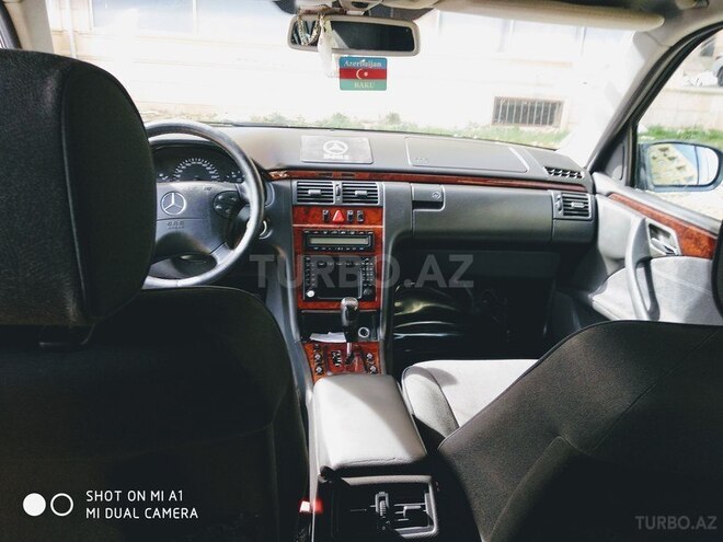 Mercedes E 220 2001, 260,000 km - 2.0 l - Bakı