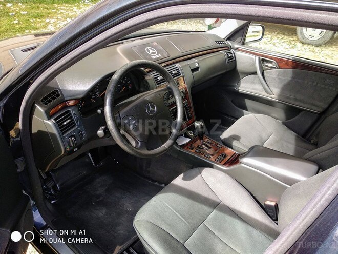 Mercedes E 220 2001, 260,000 km - 2.0 l - Bakı