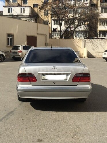 Mercedes E 200 2001, 270,000 km - 2.0 l - Bakı