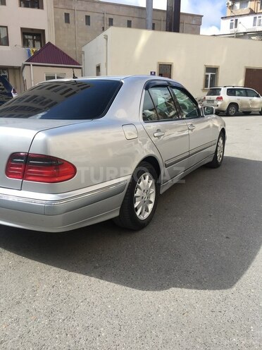 Mercedes E 200 2001, 270,000 km - 2.0 l - Bakı