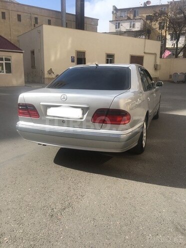 Mercedes E 200 2001, 270,000 km - 2.0 l - Bakı
