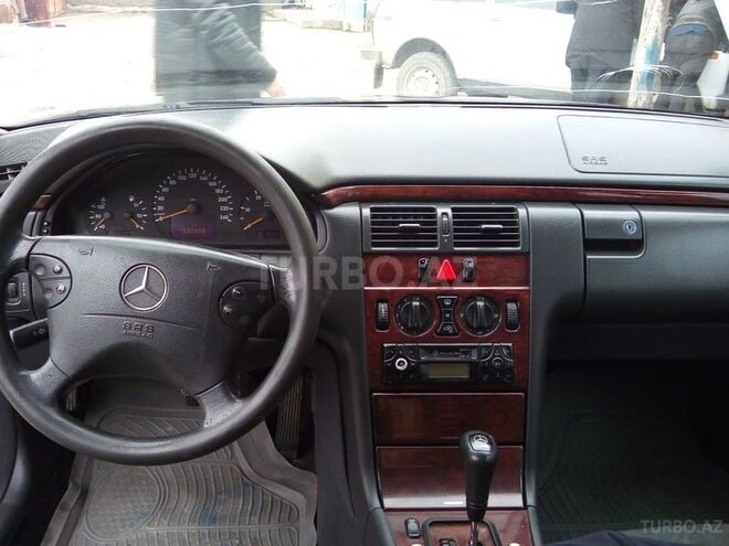 Mercedes E 220 1999, 52,424 km - 2.2 l - Şabran