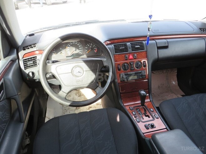Mercedes E 240 1998, 180,000 km - 2.4 l - Bakı