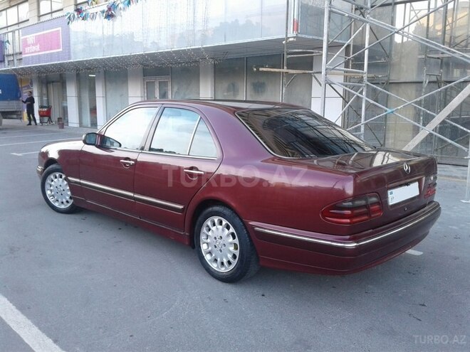Mercedes E 220 1999, 318,000 km - 2.2 l - Bakı