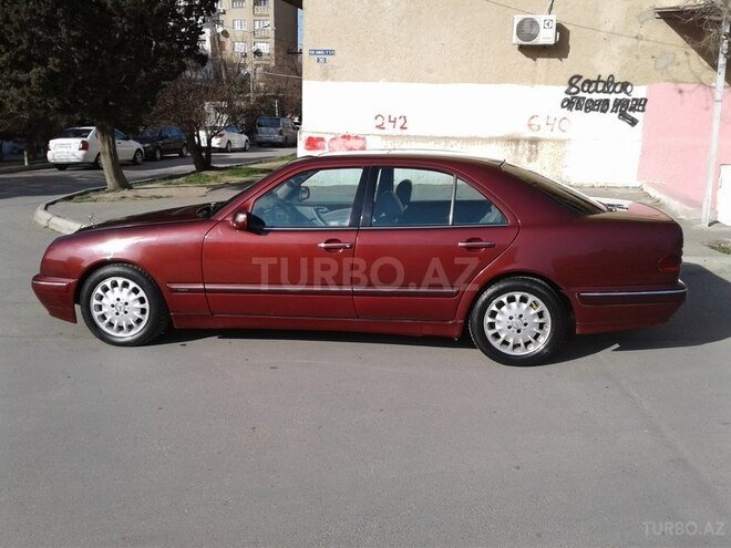 Mercedes E 220 1999, 318,000 km - 2.2 l - Bakı