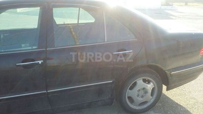 Mercedes E 220 2001, 145,000 km - 2.2 l - Sumqayıt