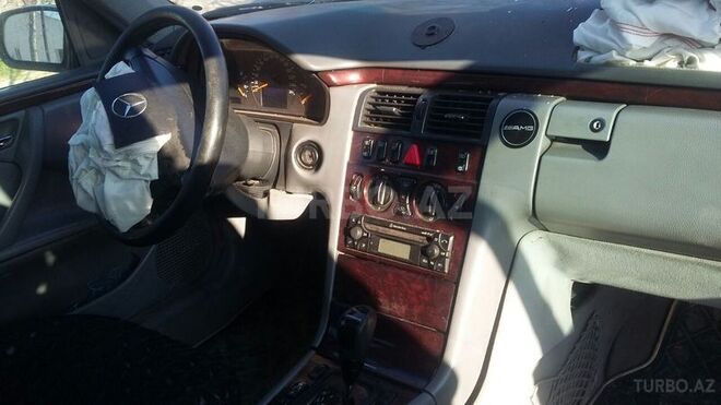 Mercedes E 220 2001, 145,000 km - 2.2 l - Sumqayıt