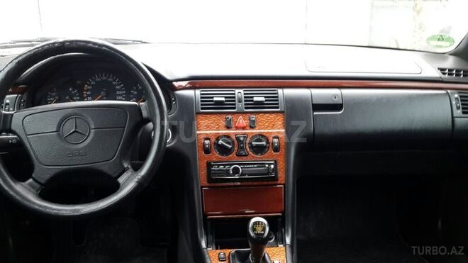 Mercedes E 200 1998, 284,563 km - 2.0 л - Bərdə