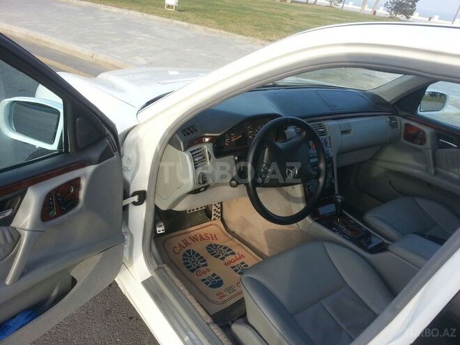 Mercedes E 320 1999, 246,000 km - 3.2 л - Bakı