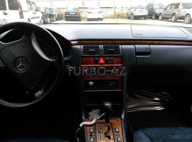 Mercedes E 220 1999, 270,000 km - 2.0 l - Bakı