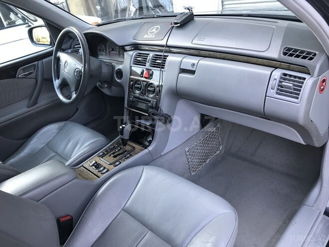 Mercedes E 240 2001, 318,000 km - 2.6 l - Astara