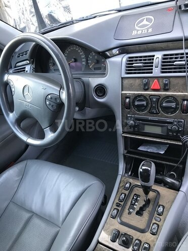 Mercedes E 240 2001, 318,000 km - 2.6 l - Astara