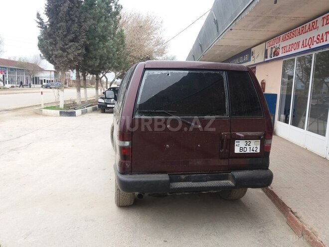 Isuzu  1993, 298,000 km - 3.1 л - Şirvan