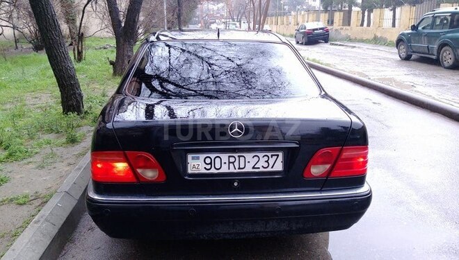 Mercedes E 240 1999, 270,000 km - 2.4 l - Bakı