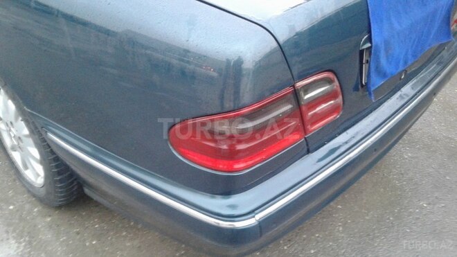 Mercedes E 220 2001, 224,523 km - 2.2 l - Bakı