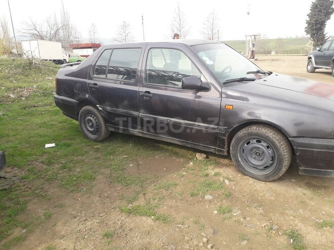 Volkswagen Vento 1993, 421,500 km - 1.8 l - Ağstafa