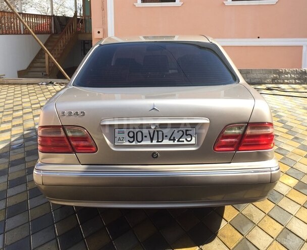 Mercedes E 240 2000, 230,000 km - 2.6 l - Qazax