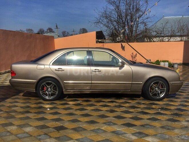 Mercedes E 240 2000, 230,000 km - 2.6 l - Qazax