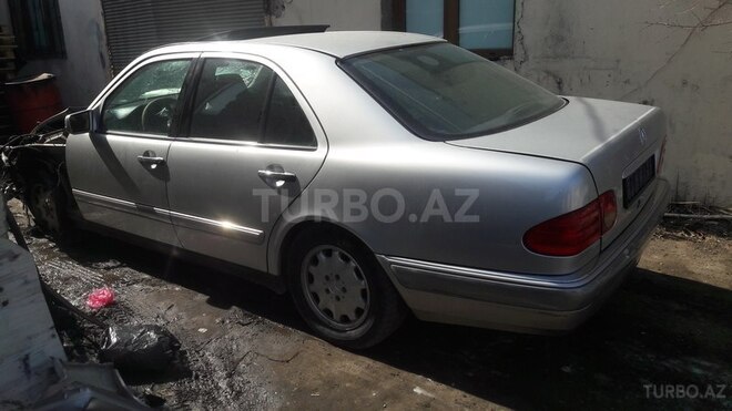 Mercedes E 240 1998, 246,731 km - 2.4 l - Bakı