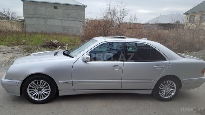 Mercedes E 200 2000, 265,000 km - 2.2 л - Yevlax