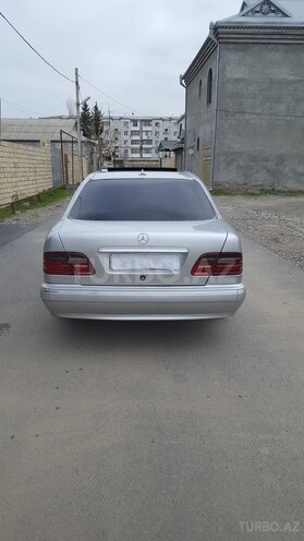Mercedes E 200 2000, 265,000 km - 2.2 л - Yevlax