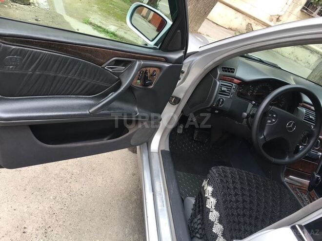 Mercedes E 200 2001, 256,000 km - 2.0 l - Bakı