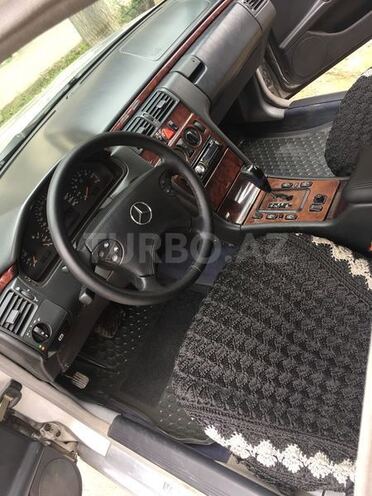 Mercedes E 200 2001, 256,000 km - 2.0 l - Bakı
