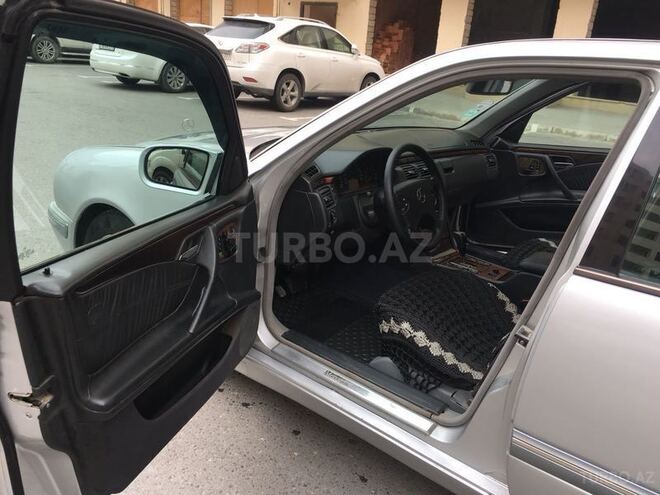 Mercedes E 200 2001, 256,000 km - 2.0 l - Bakı