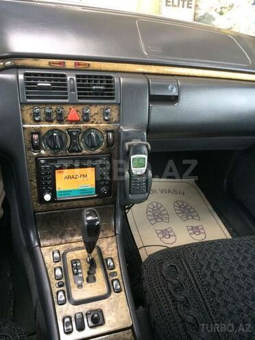 Mercedes E 240 1999, 250,000 km - 2.4 l - Bakı