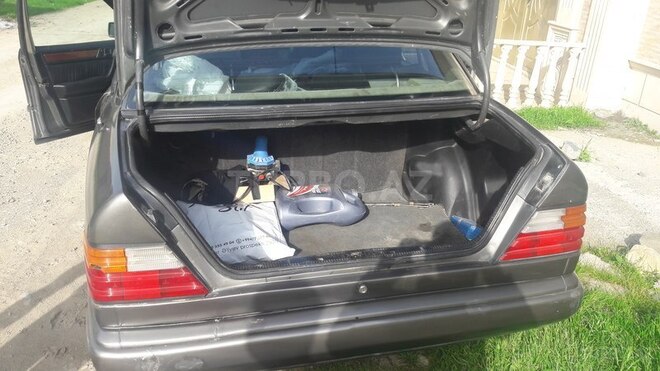 Mercedes E 300 1988, 282,000 km - 3.0 l - Gəncə