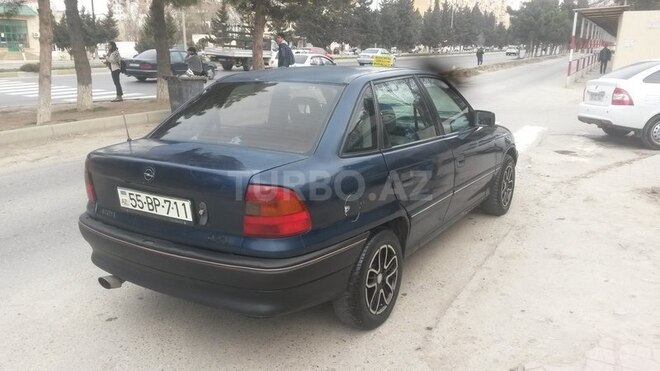 Opel Astra 1993, 200,000 km - 1.4 л - Sumqayıt