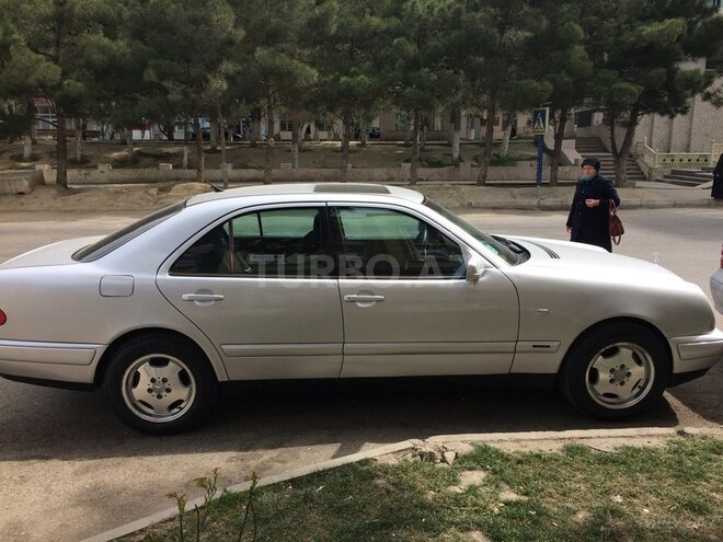 Mercedes E 240 1998, 294,000 km - 2.4 l - Bakı