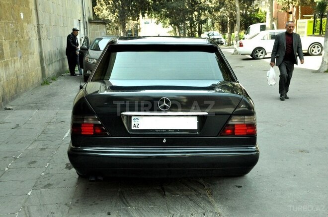 Mercedes E 250 1995, 340,000 km - 2.5 l - Bakı