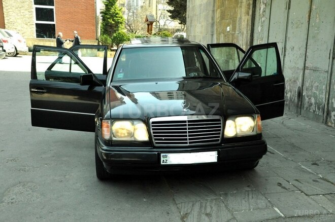 Mercedes E 250 1995, 340,000 km - 2.5 l - Bakı