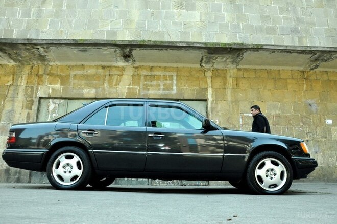 Mercedes E 250 1995, 340,000 km - 2.5 l - Bakı