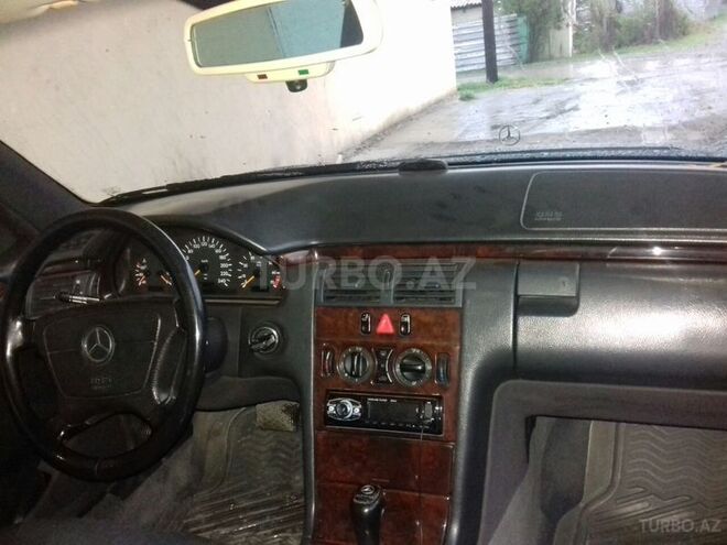 Mercedes E 240 1998, 186,000 km - 2.4 l - Bərdə