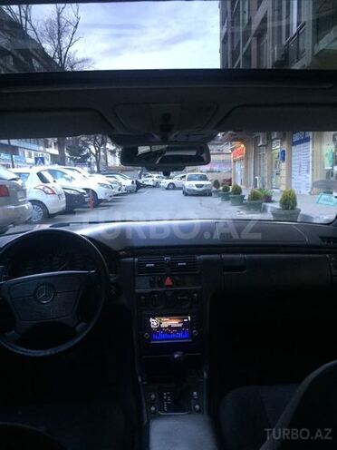 Mercedes E 230 1998, 284,000 km - 2.3 l - Bakı