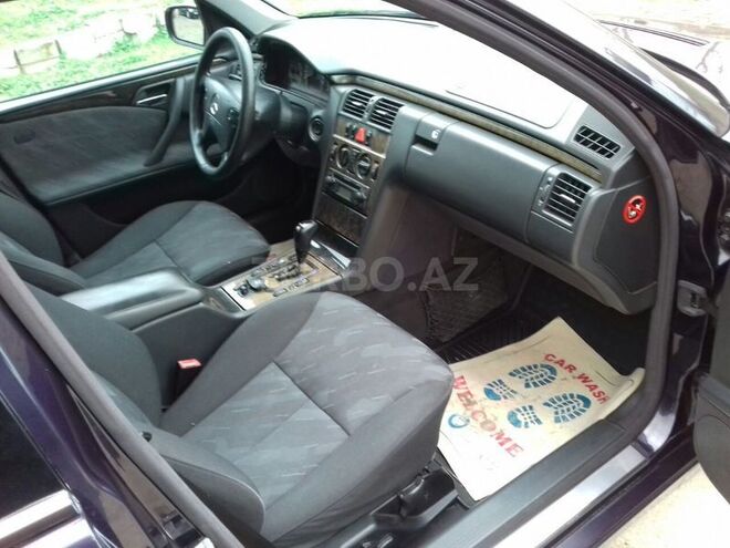 Mercedes E 260 2000, 207,000 km - 2.6 л - Tovuz