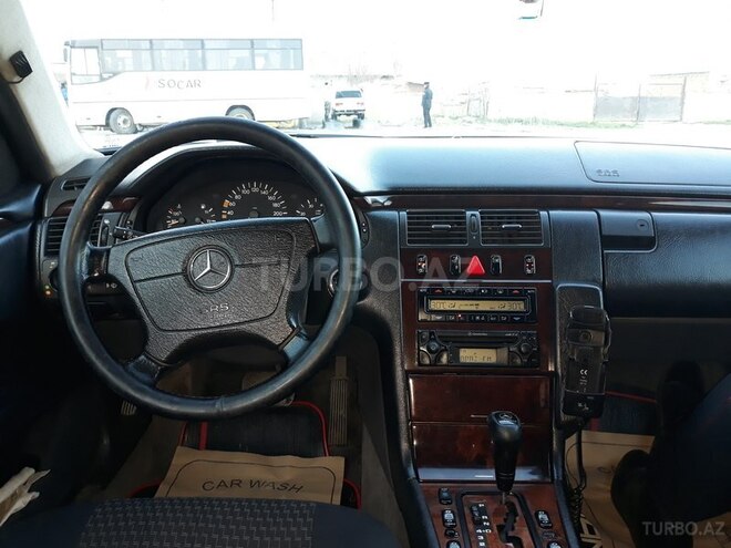 Mercedes E 240 1999, 268,000 km - 2.4 l - Bakı