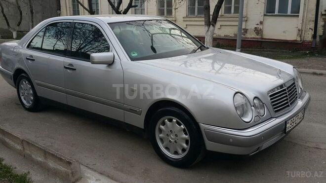 Mercedes E 240 1999, 300,000 km - 2.6 l - Quba