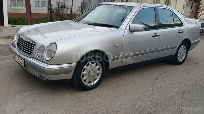 Mercedes E 240 1999, 300,000 km - 2.6 l - Quba