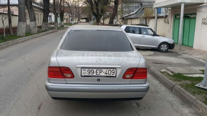 Mercedes E 240 1999, 300,000 km - 2.6 l - Quba
