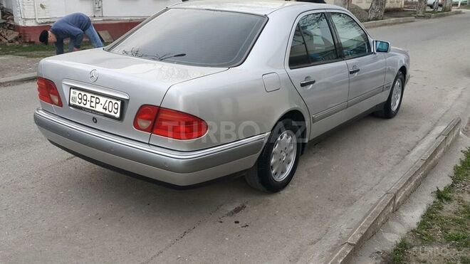 Mercedes E 240 1999, 300,000 km - 2.6 l - Quba