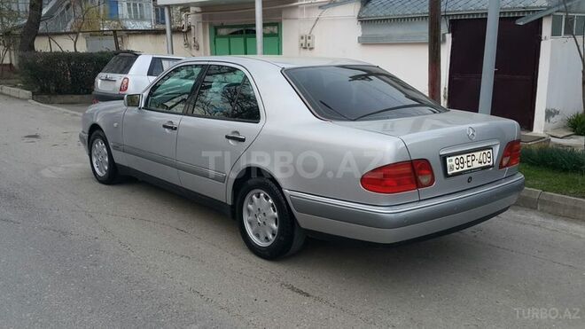 Mercedes E 240 1999, 300,000 km - 2.6 l - Quba