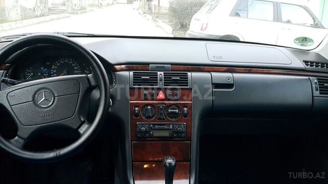 Mercedes E 240 1999, 300,000 km - 2.6 l - Quba